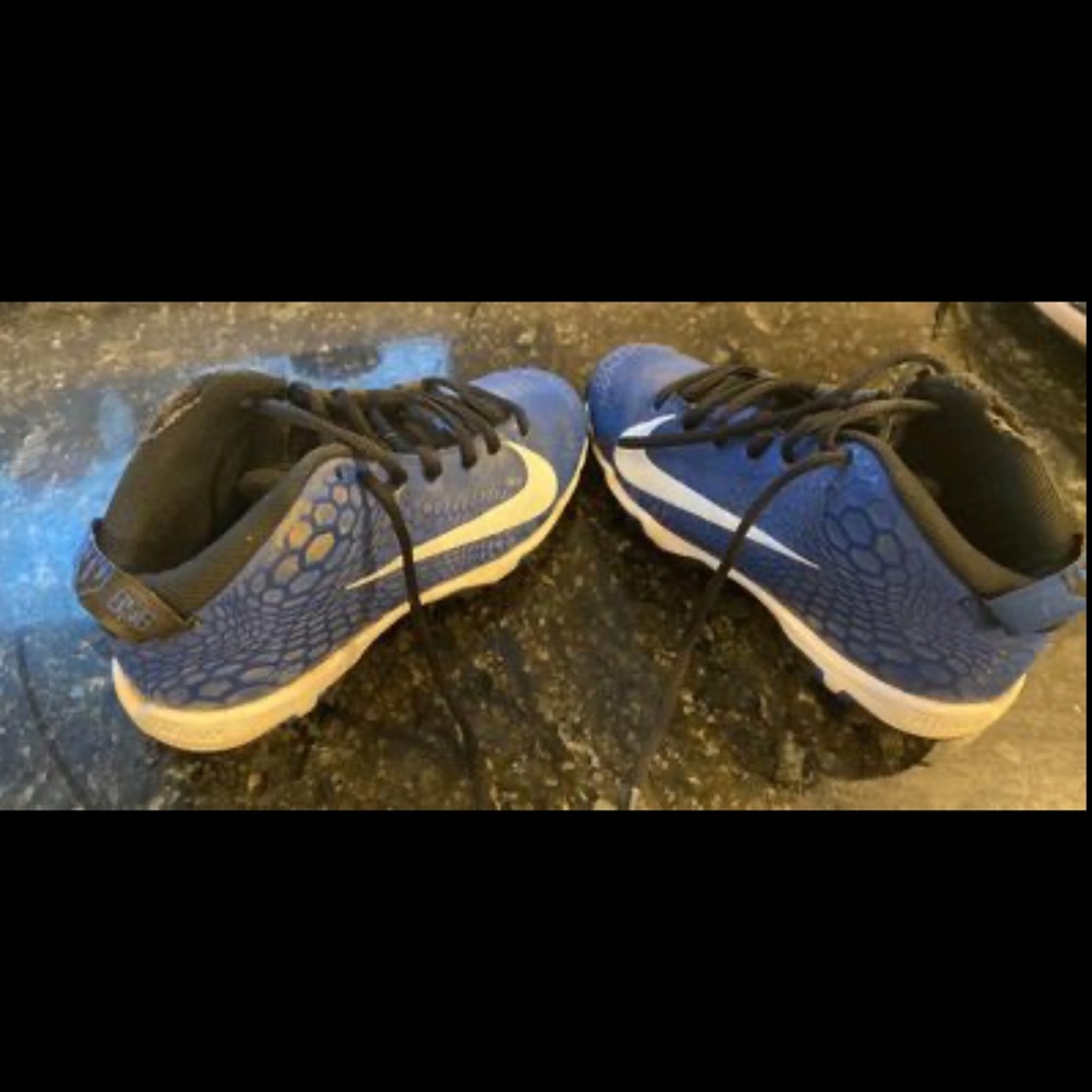 Nike size 3.5 cleats. Lots of life still. Some wear you can see in pictures.